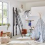 Intercon Vario Raumspartreppe mit dunklen Metallwangen und hellen Fichtenstufen zum Hochbett in einem Kinderzimmer.