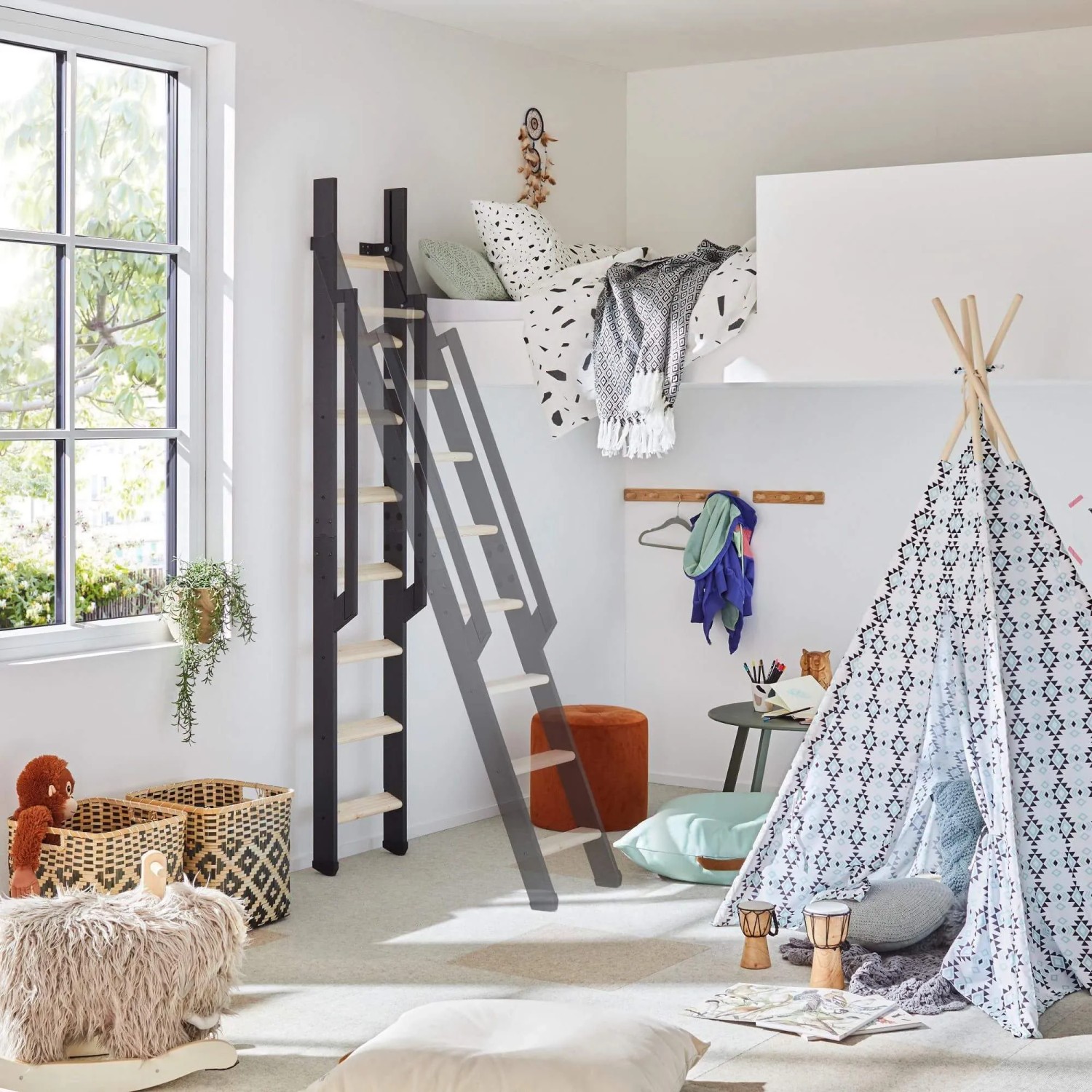 Intercon Vario Raumspartreppe mit dunklen Metallwangen und hellen Fichtenstufen zum Hochbett in einem Kinderzimmer.