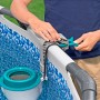Bestway Skimatic 2-in-1 Filterpumpe mit Einhängeskimmer am Pool befestigt.