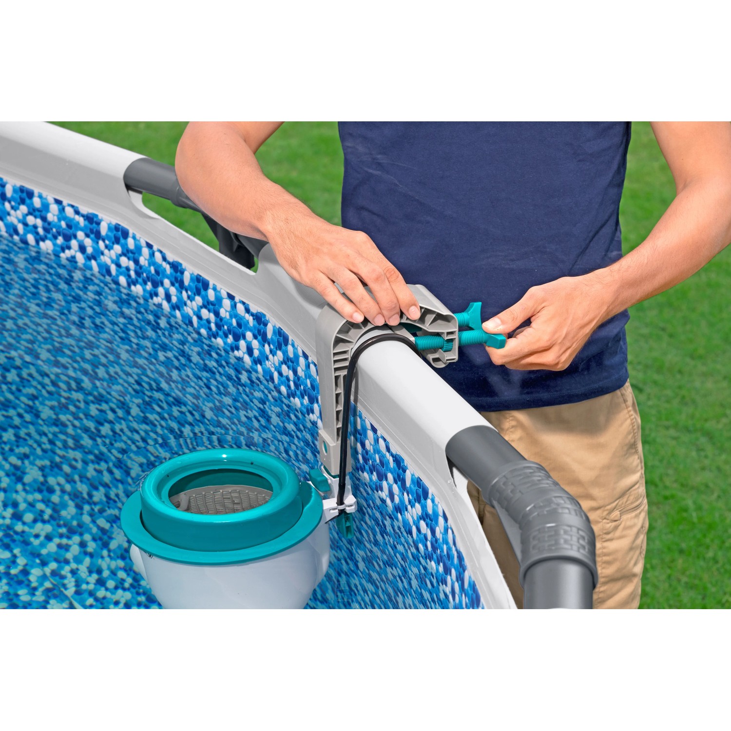 Bestway Skimatic 2-in-1 Filterpumpe mit Einhängeskimmer am Pool befestigt.