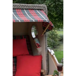 Detailansicht Strandkorb Westerland Teak mit Bullauge und rot kariertem Dessin.