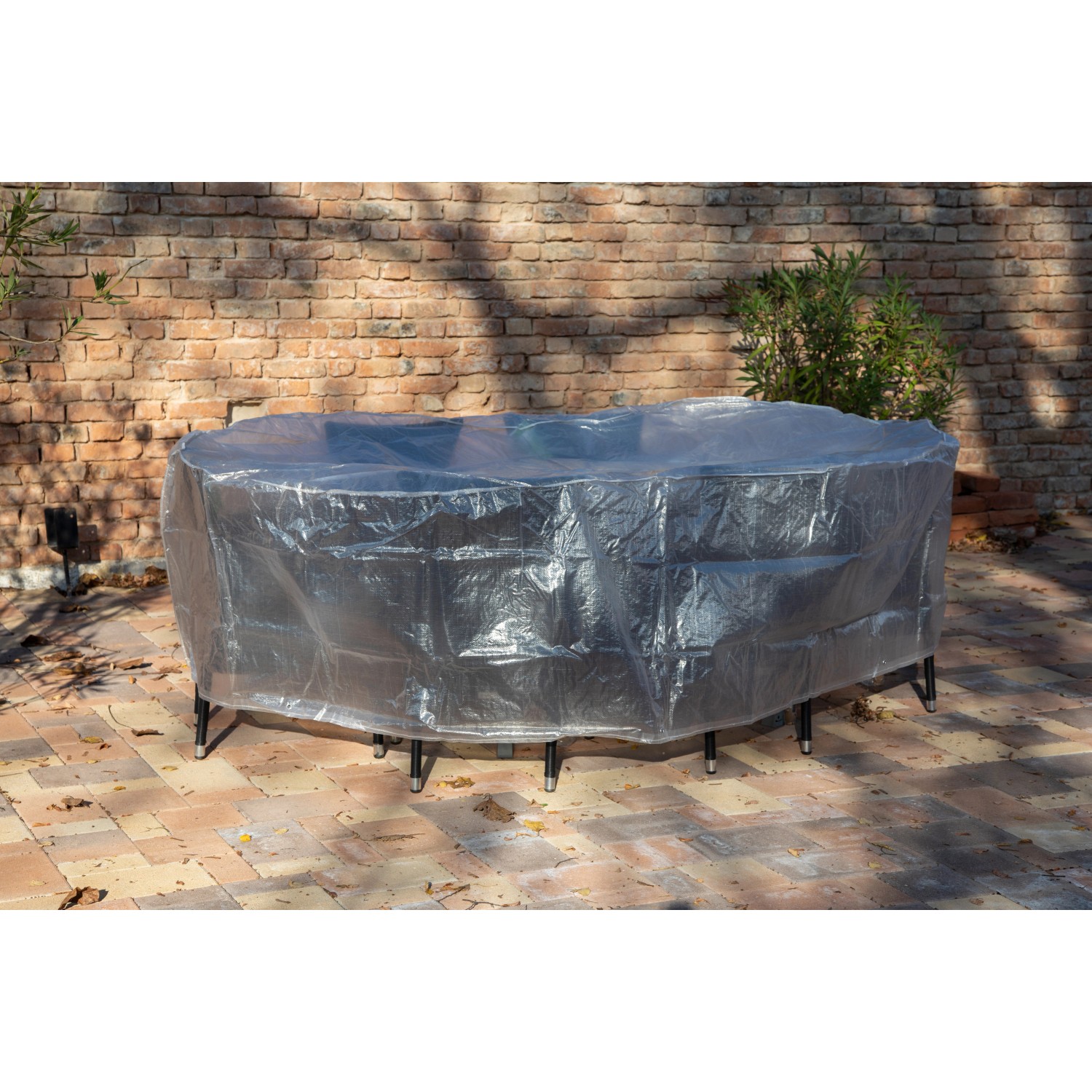Ovale Acamp Schutzhülle (230x135x70cm) für eine Sitzgruppe im Garten, transparent.