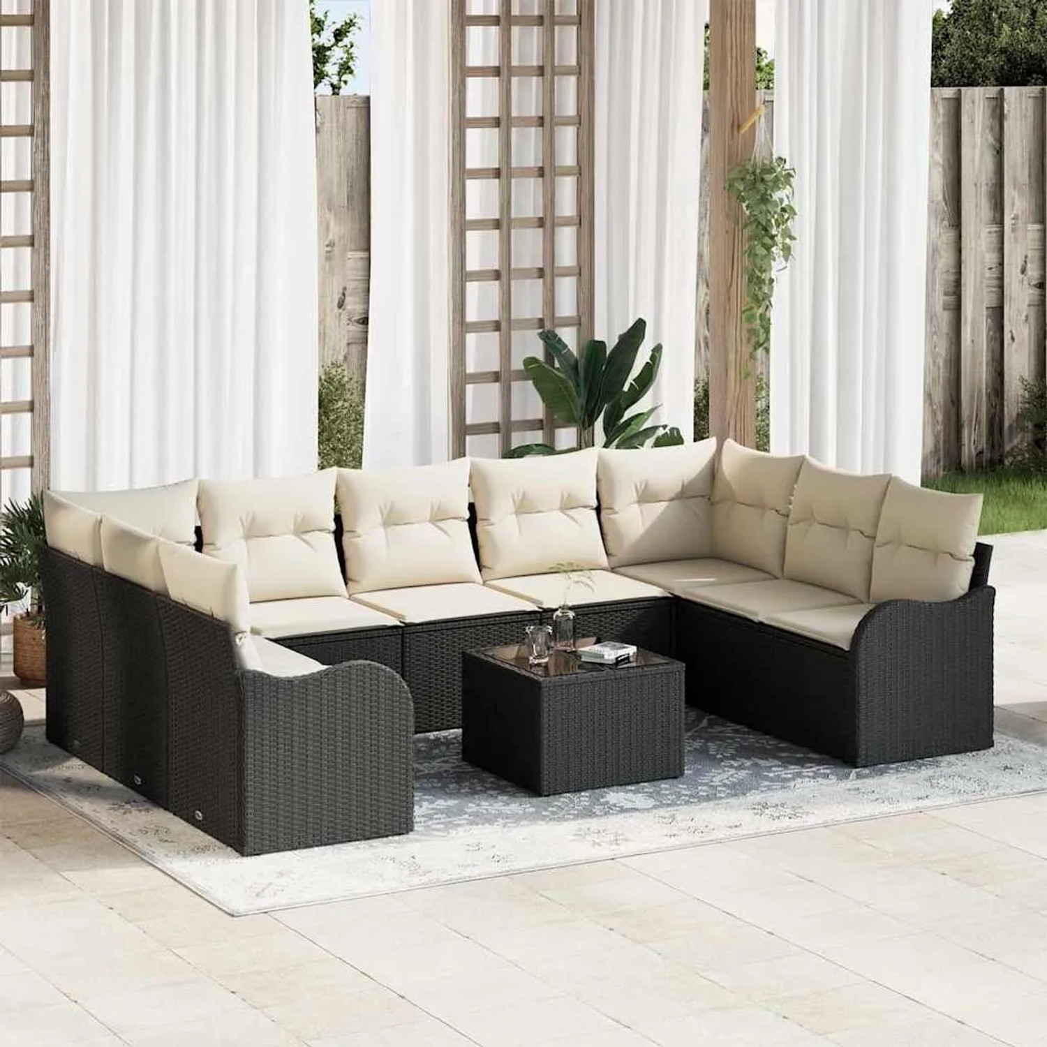Braunes 9-teiliges Garten-Sofa-Set aus Poly Rattan mit beigen Kissen und Tisch.