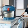 Bosch Professional Akku-Industriestaubsauger GAS 18 V-10 L mit Schlauch im Einsatz.