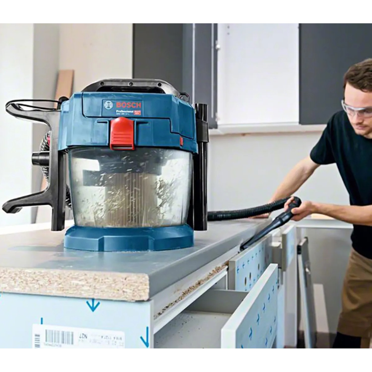 Bosch Professional Akku-Industriestaubsauger GAS 18 V-10 L mit Schlauch im Einsatz.