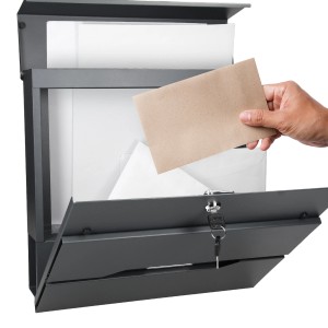 ML-Design Briefkasten aus Edelstahl mit Zeitungsfach, anthrazit, mit Hand die einen Brief einwirft.