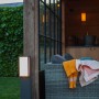Moderne anthrazitfarbene Lutec LED-Wegeleuchte Qubo mit 16 W und 1000 lm im Garten.