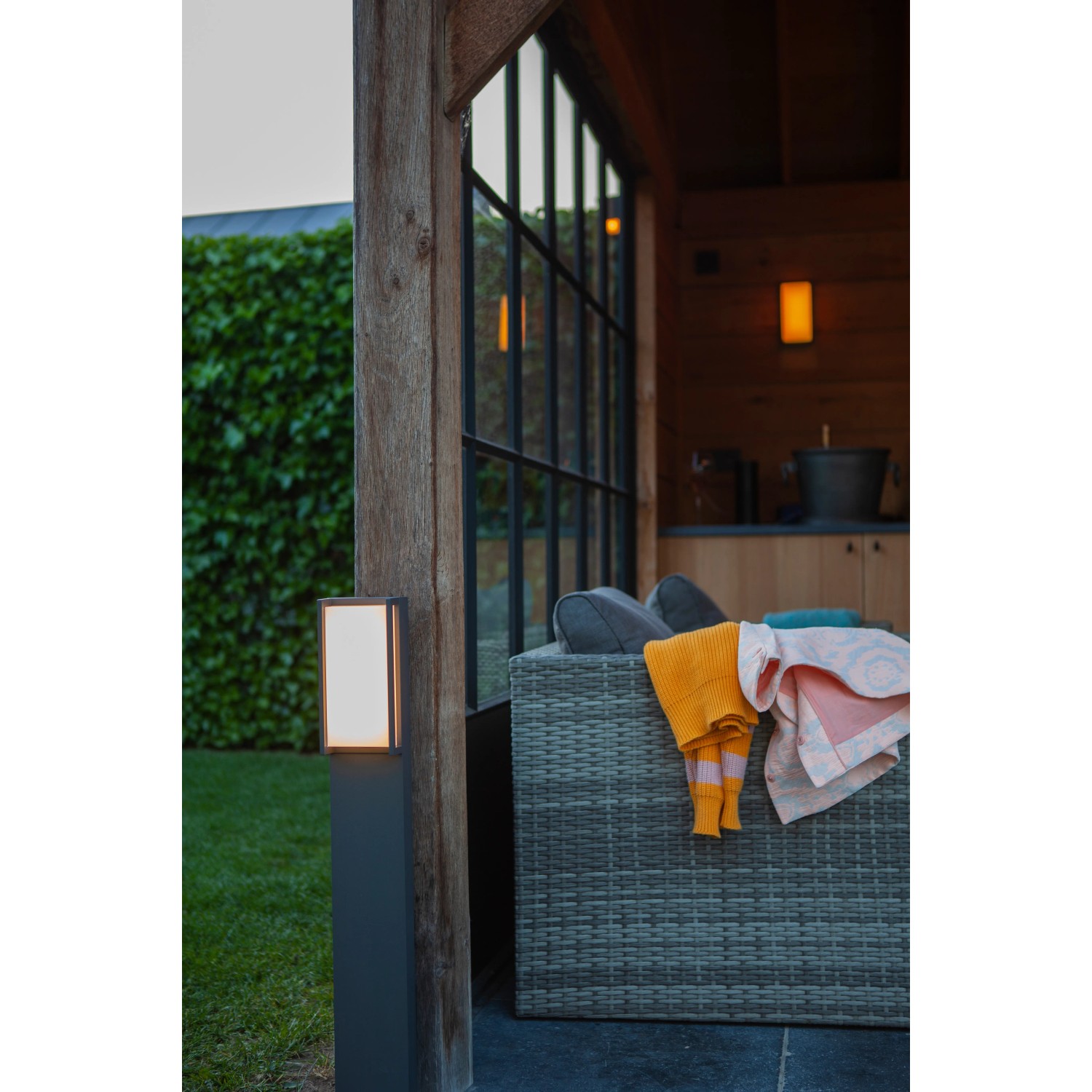 Moderne anthrazitfarbene Lutec LED-Wegeleuchte Qubo mit 16 W und 1000 lm im Garten.
