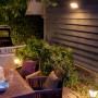 Philips Hue Econic LED-Sockelleuchte im Garten, stimmungsvolle Außenbeleuchtung.