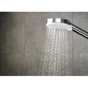 Hansgrohe Crometta Vario Handbrause, 2 Strahlarten, Weiß-Chrom, mit fließendem Wasser.