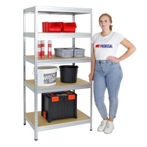 Verzinktes PROREGAL Schwerlastregal mit 5 Böden, beladen mit Werkzeug und Behältern.