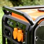 Detailansicht des Cross Tools Notstromaggregat Inverter CPG 4000 INV mit Bedienelementen und Steckdosen.
