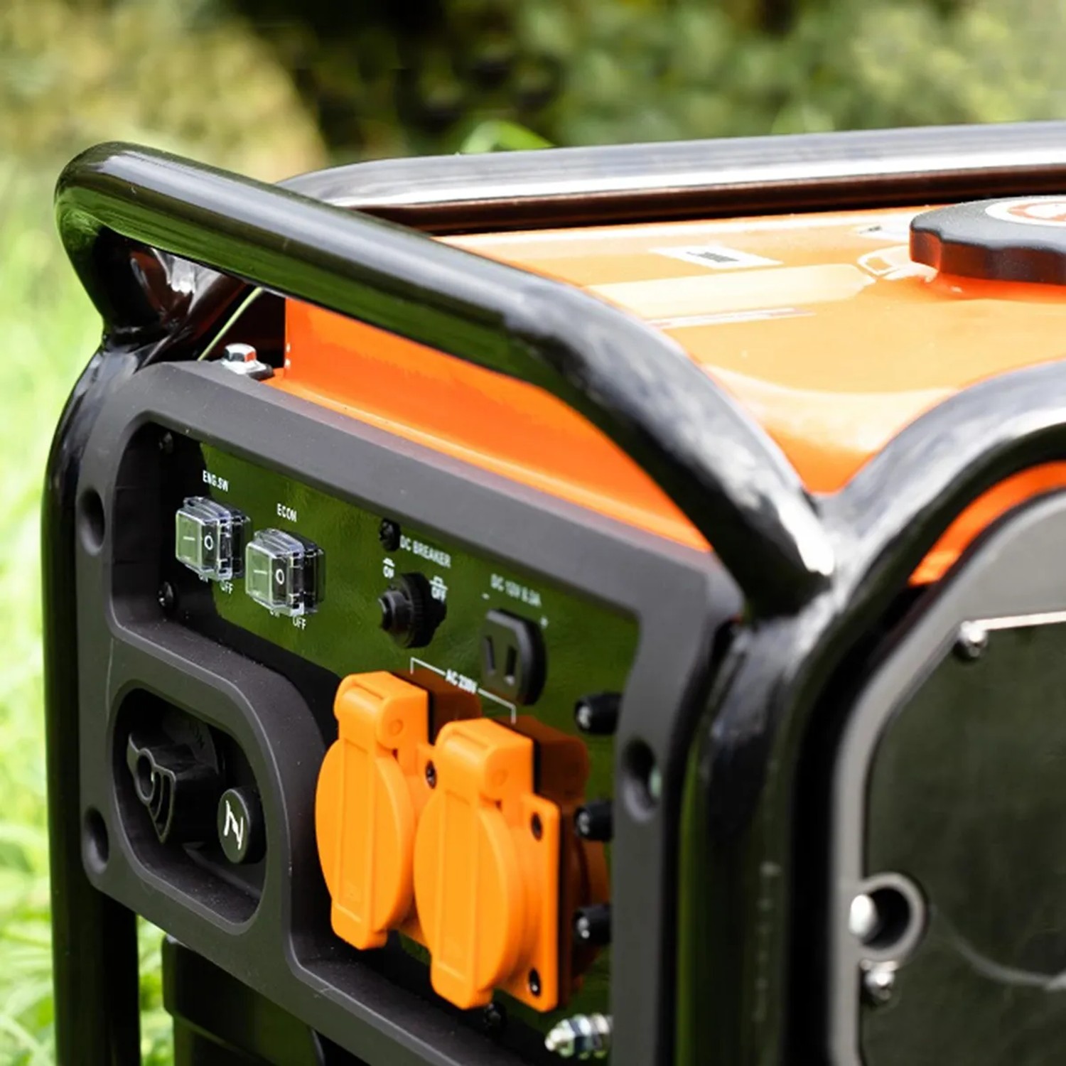 Detailansicht des Cross Tools Notstromaggregat Inverter CPG 4000 INV mit Bedienelementen und Steckdosen.