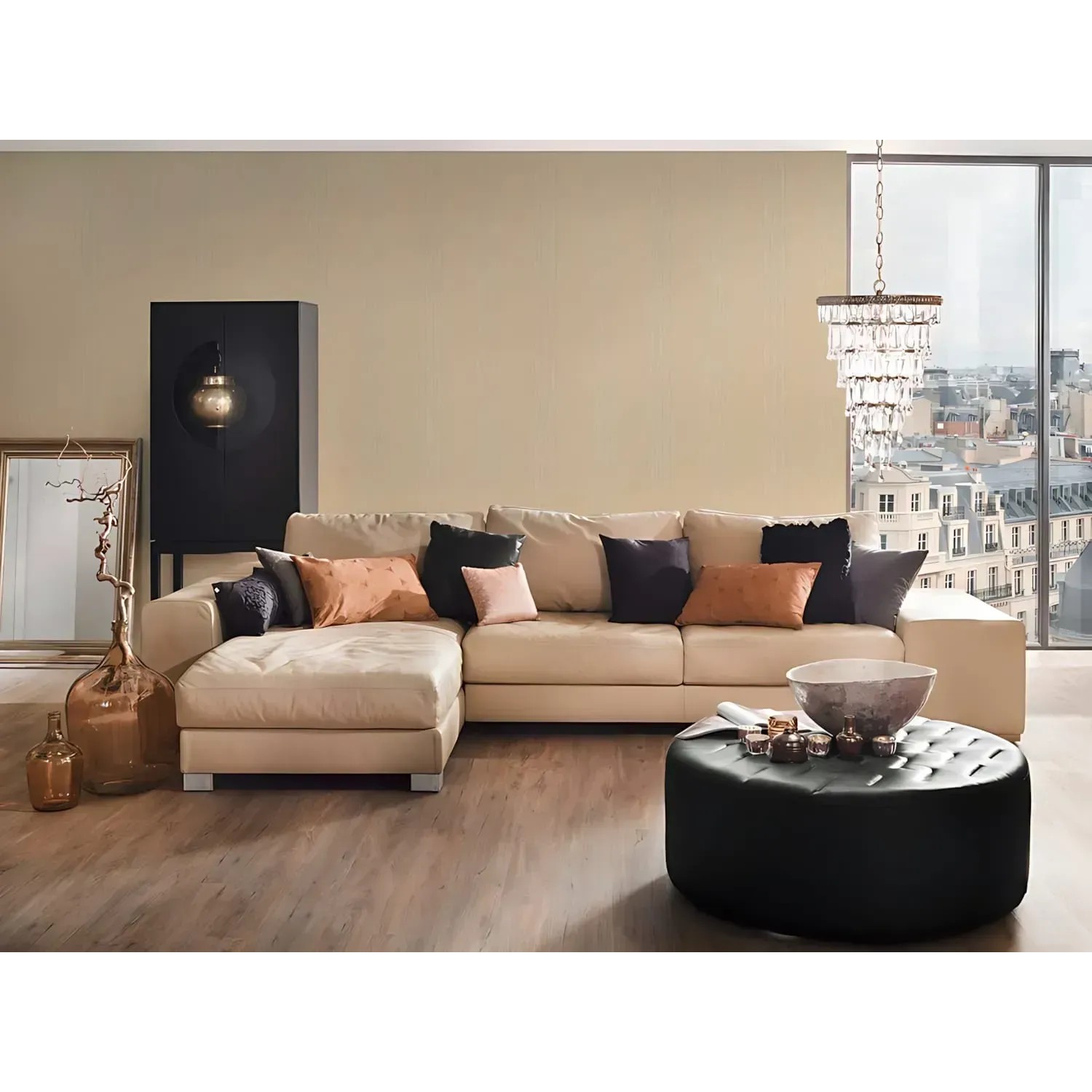 Wohnraum mit gelber Streifen-Tapete von PROFHOME, Textiloptik, Ton-in-Ton.