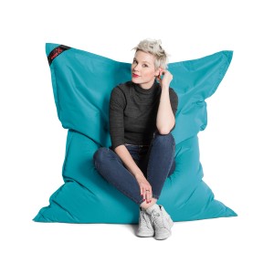 Petrolfarbener Sitting Point Sitzsack Big Foot Scuba (380 l) mit sitzender Person.