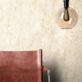 Newroom Vliestapete Milas Creme Betonoptik, moderne Wandgestaltung mit Stuhl und Lampe.