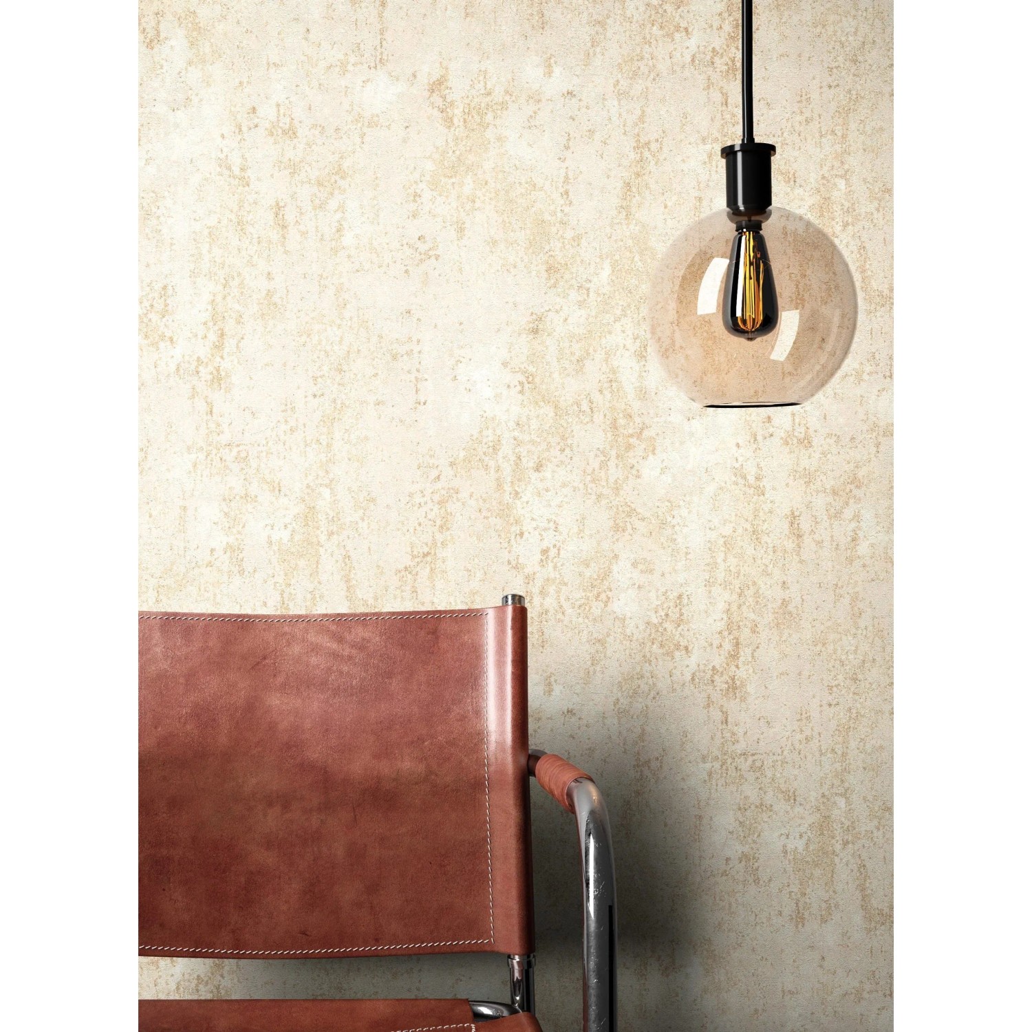Newroom Vliestapete Milas Creme Betonoptik, moderne Wandgestaltung mit Stuhl und Lampe.