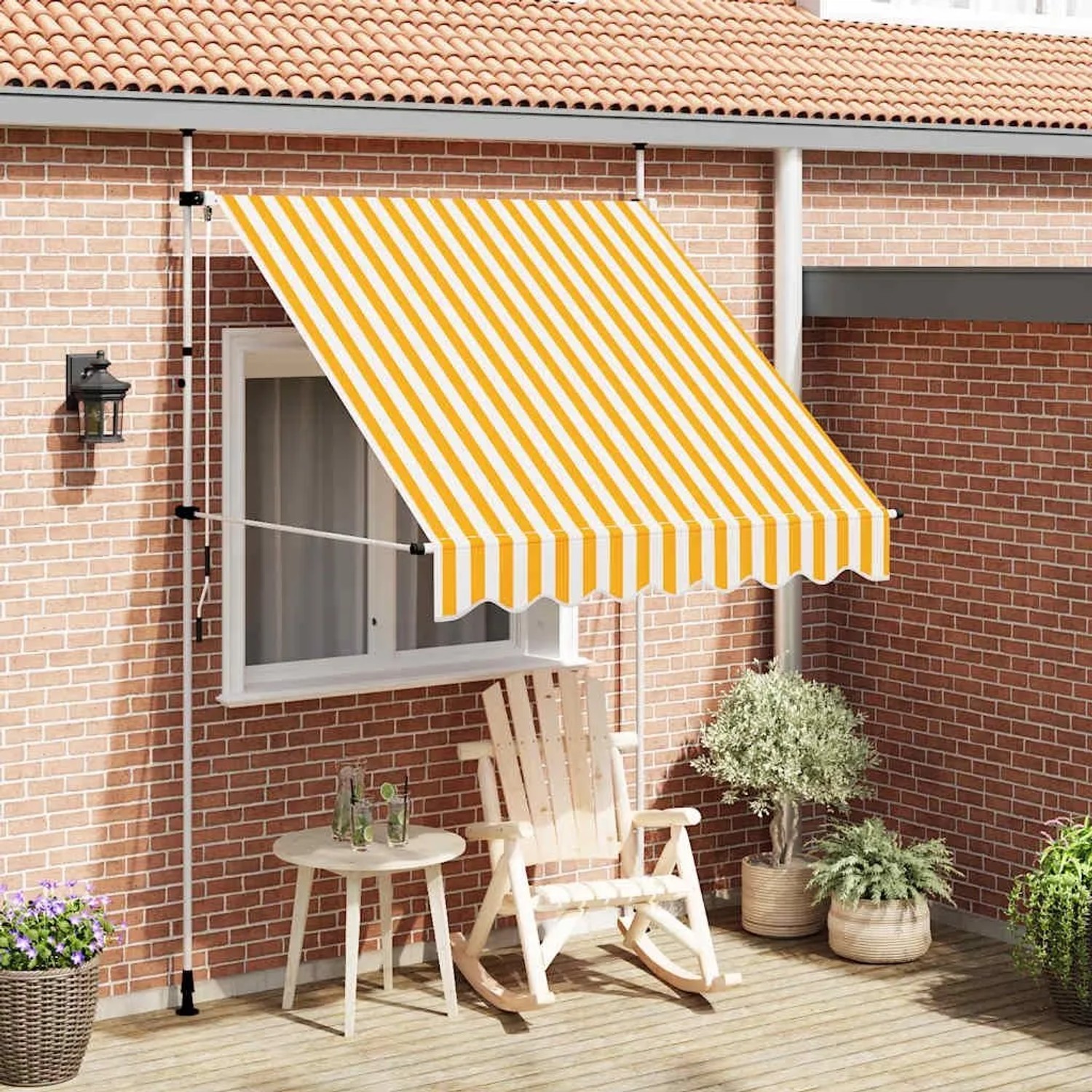 Ausgezogene, orange-weiß gestreifte Handmarkise vidaXL (200 cm) am Haus.
