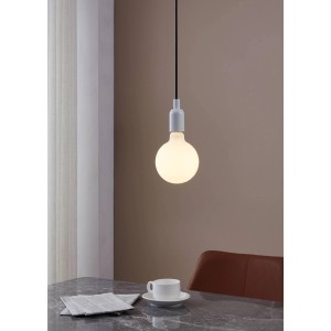 Eglo E27 LED Leuchtmittel in Globeform, 7,5 W, warmweiß, an Pendelleuchte über Tisch.