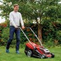 Einhell Akku-Rasenmäher GE-CM 36/350 Li M Kit im Einsatz auf Rasenfläche.