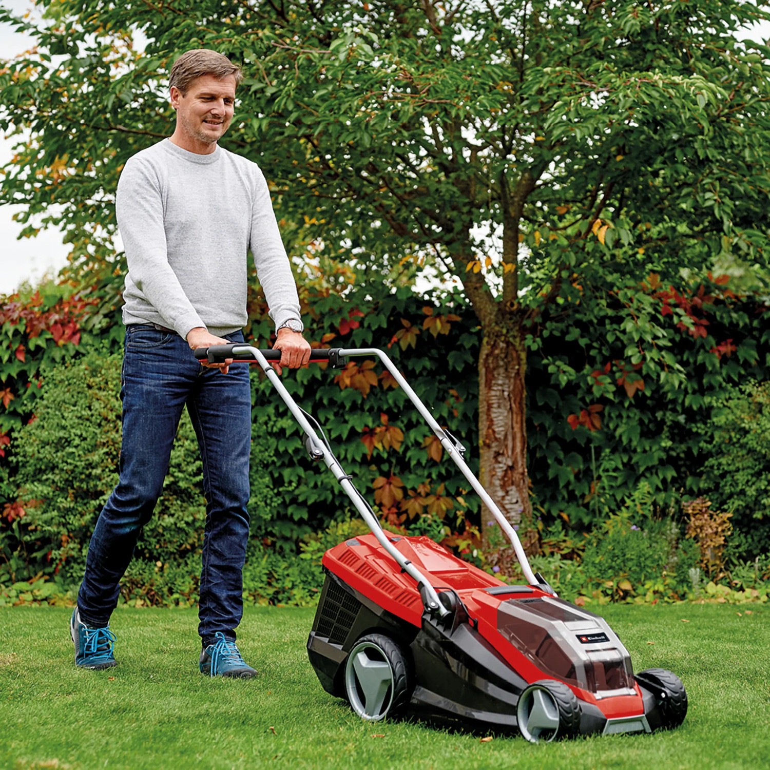 Einhell Akku-Rasenmäher GE-CM 36/350 Li M Kit im Einsatz auf Rasenfläche.