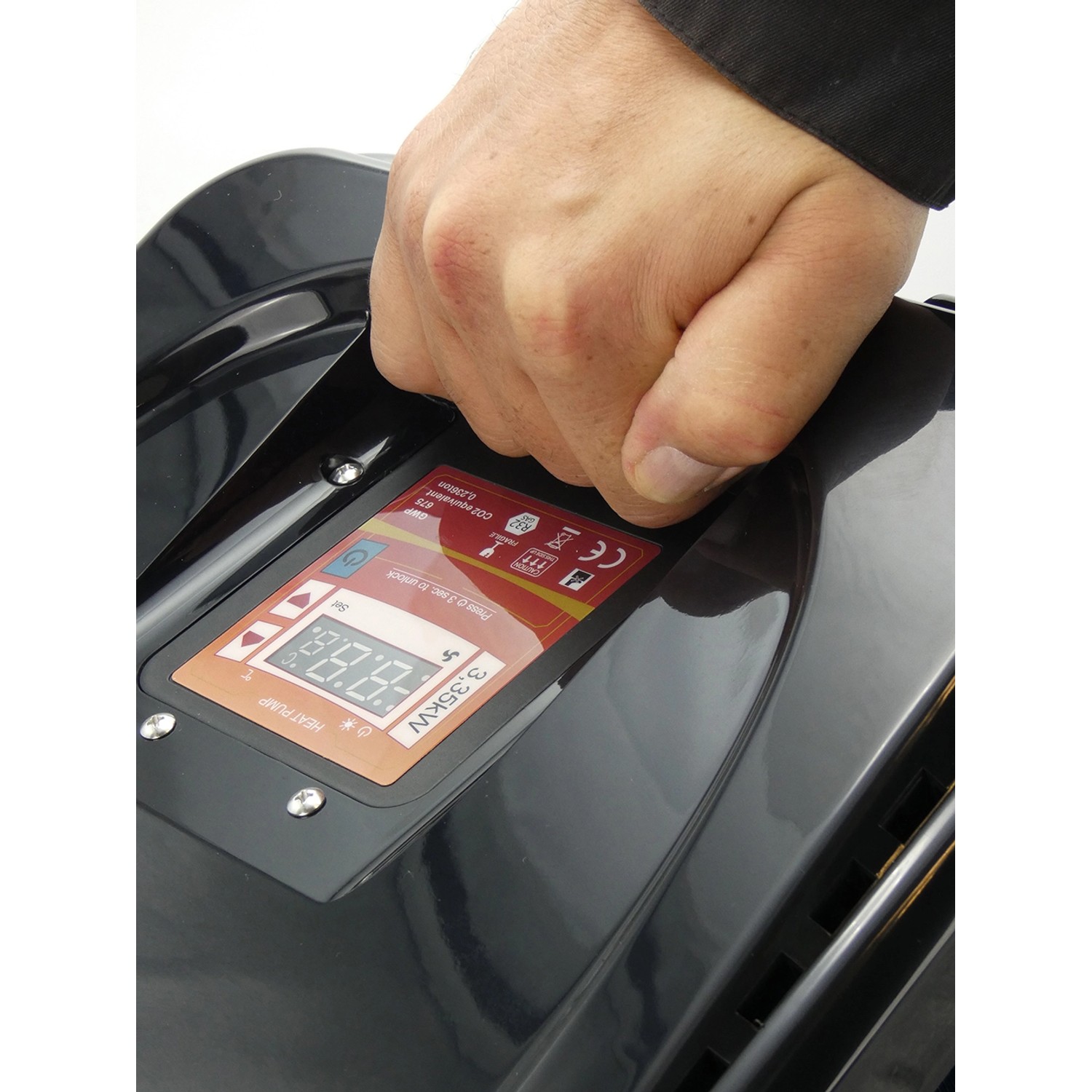 Summer Fun Wärmepumpe Smart 3,35 kW mit Hand am Tragegriff und Digitaldisplay.