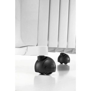 Detailaufnahme: Weißer De'Longhi Dragon 5 Radiator mit schwarzen Rollen. Elektrisches Heizgerät für Innenräume.