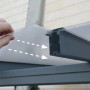 Montage des grauen Palram Terrassendachs Sierra mit Doppelstegplatten.