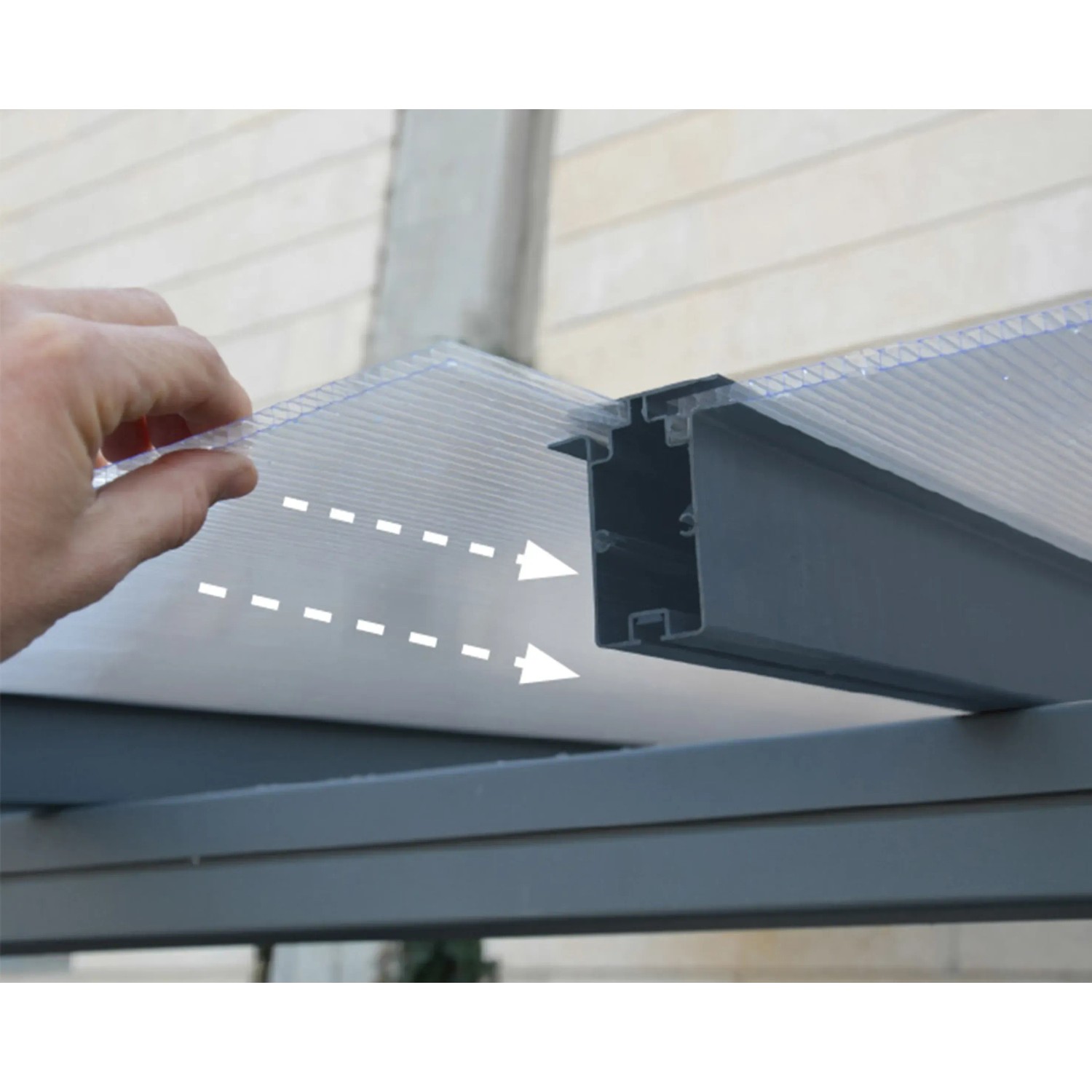 Montage des grauen Palram Terrassendachs Sierra mit Doppelstegplatten.
