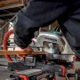Metabo KGS 254 M Kapp- und Zugsäge beim Sägen eines Holzstücks.