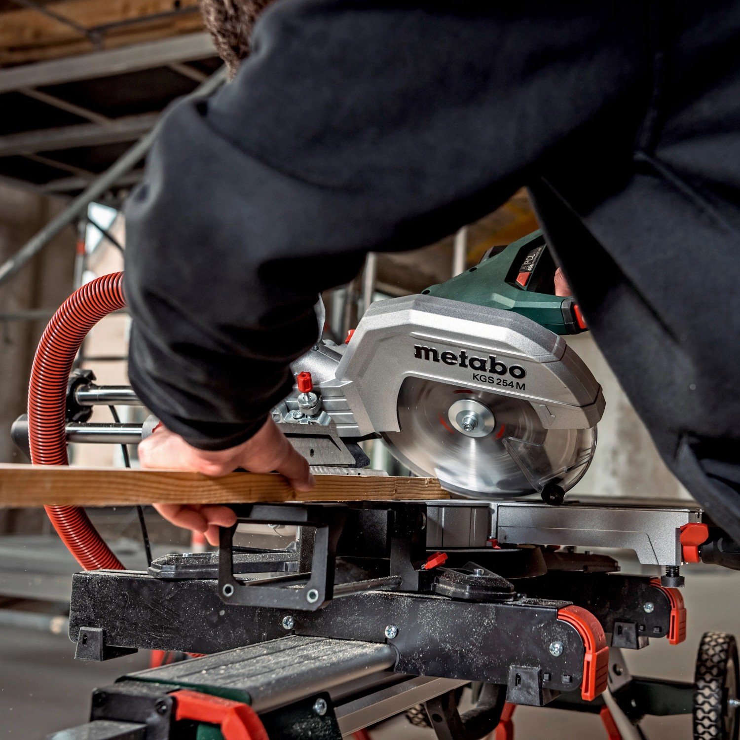 Metabo KGS 254 M Kapp- und Zugsäge beim Sägen eines Holzstücks.