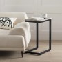 Grauer SoBuy Betttisch/Beistelltisch FBT44-HG neben Sofa mit Buch, Brille und Tasse.