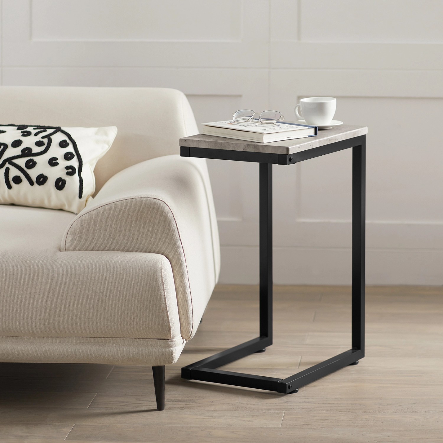 Grauer SoBuy Betttisch/Beistelltisch FBT44-HG neben Sofa mit Buch, Brille und Tasse.