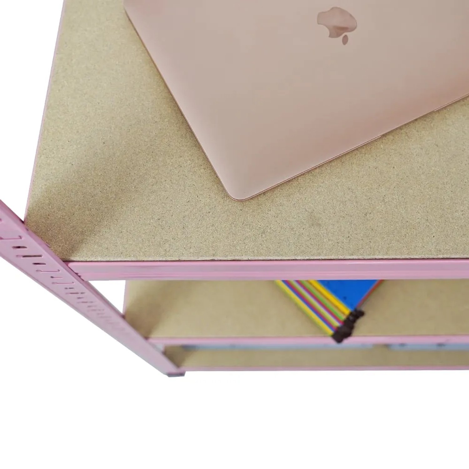 Detailansicht: Pinkes PROREGAL Schwerlastregal mit Laptop und Ordnern. Ideal als Keller- oder Garagenregal.
