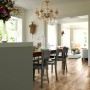 Verlegtes Egger Aqua-Laminat EL1071 NatureSense Perganti Nussbaum Braun im Wohnraum.