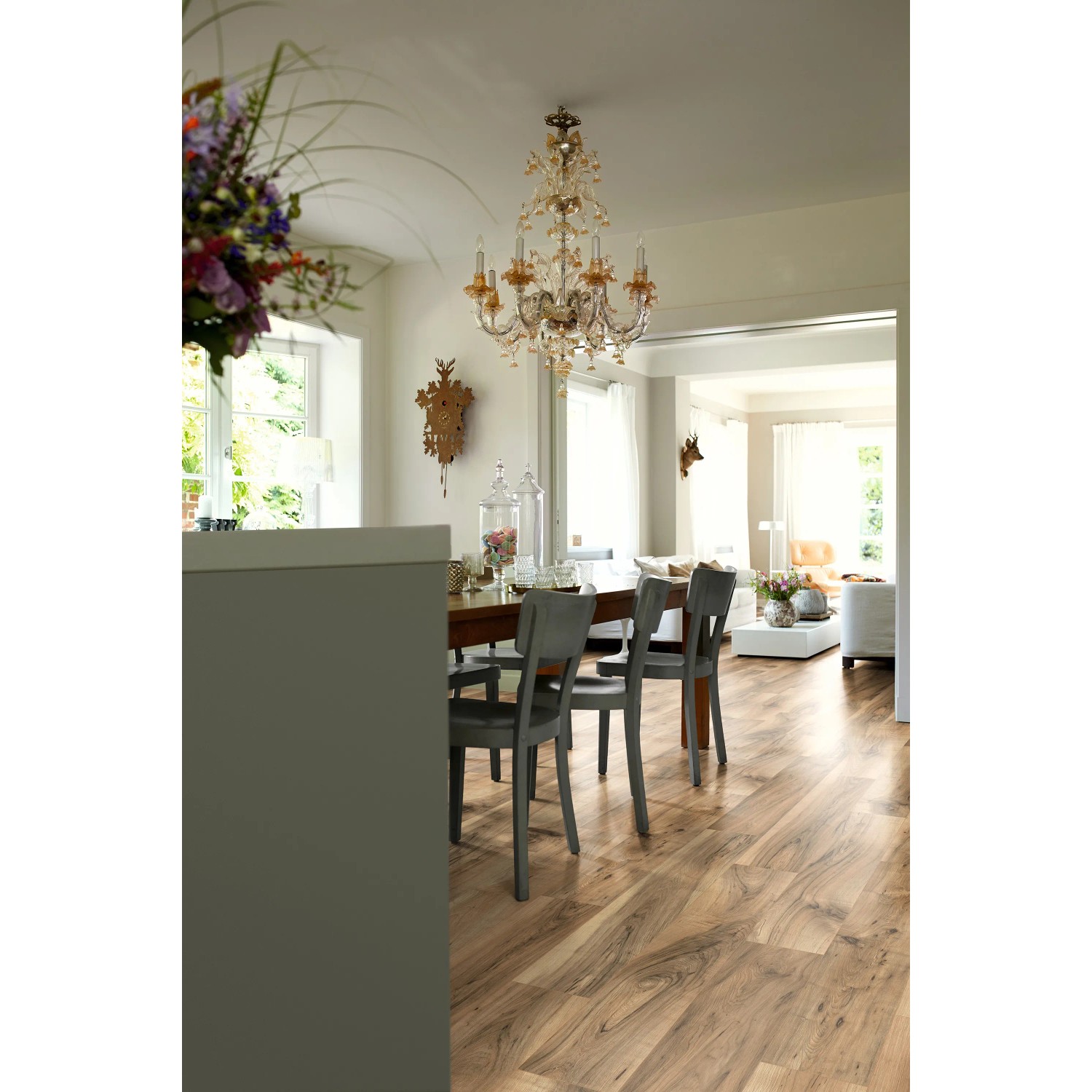 Verlegtes Egger Aqua-Laminat EL1071 NatureSense Perganti Nussbaum Braun im Wohnraum.