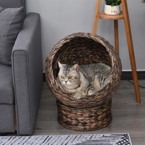Katze liegt im runden PawHut Rattan Katzenkorb mit erhöhtem Bett.