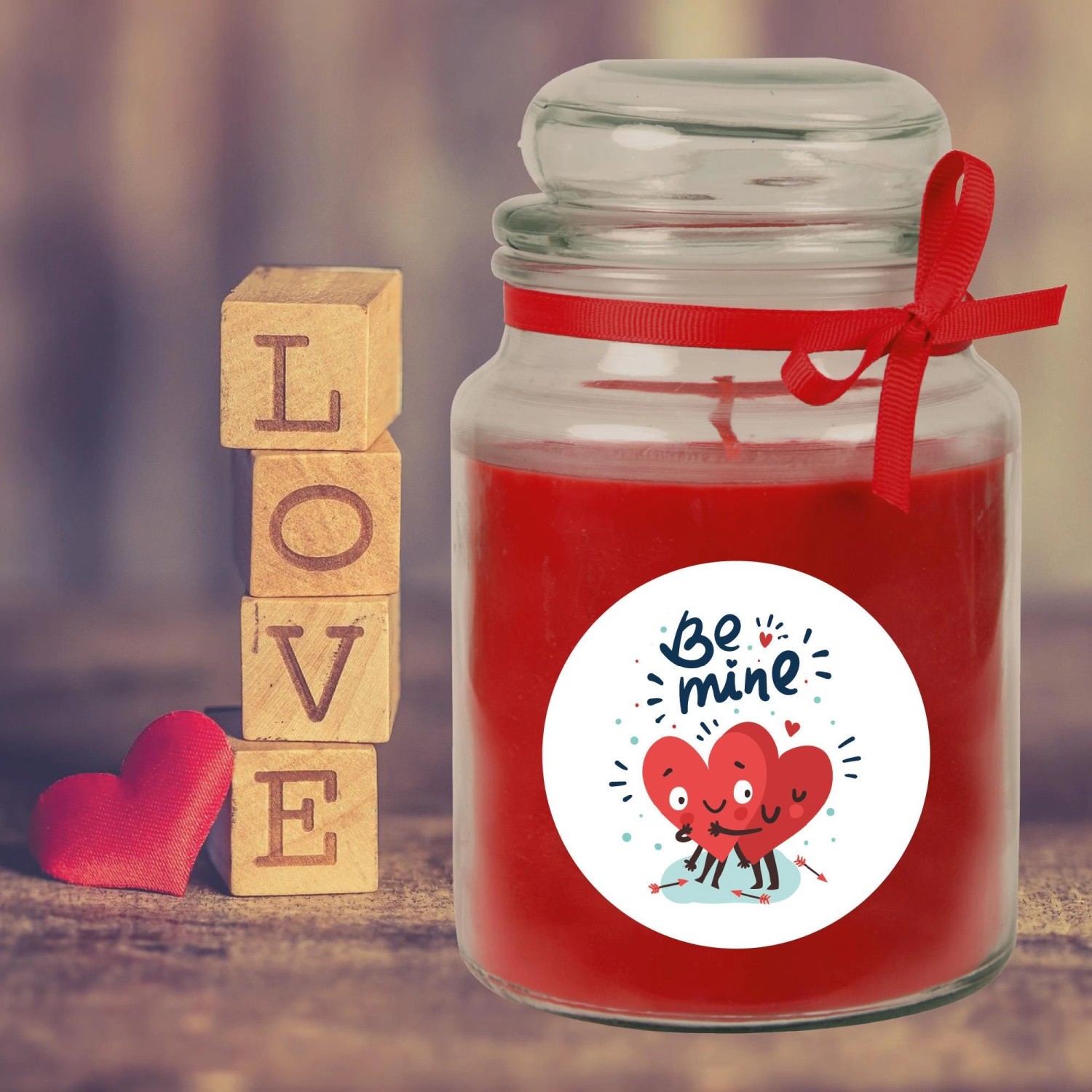 HS Candle Duftkerze Valentinstag 'Be Mine' im Glas mit rotem Wachs und Schleife.