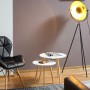Zwei runde, weiße Relaxdays Beistelltische mit Holzbeinen im skandinavischen Stil, gestaffelt im Wohnzimmer.