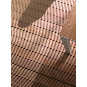 Terrassendielen Bangkirai: Holzterrasse mit Tisch, natürlich und langlebig.