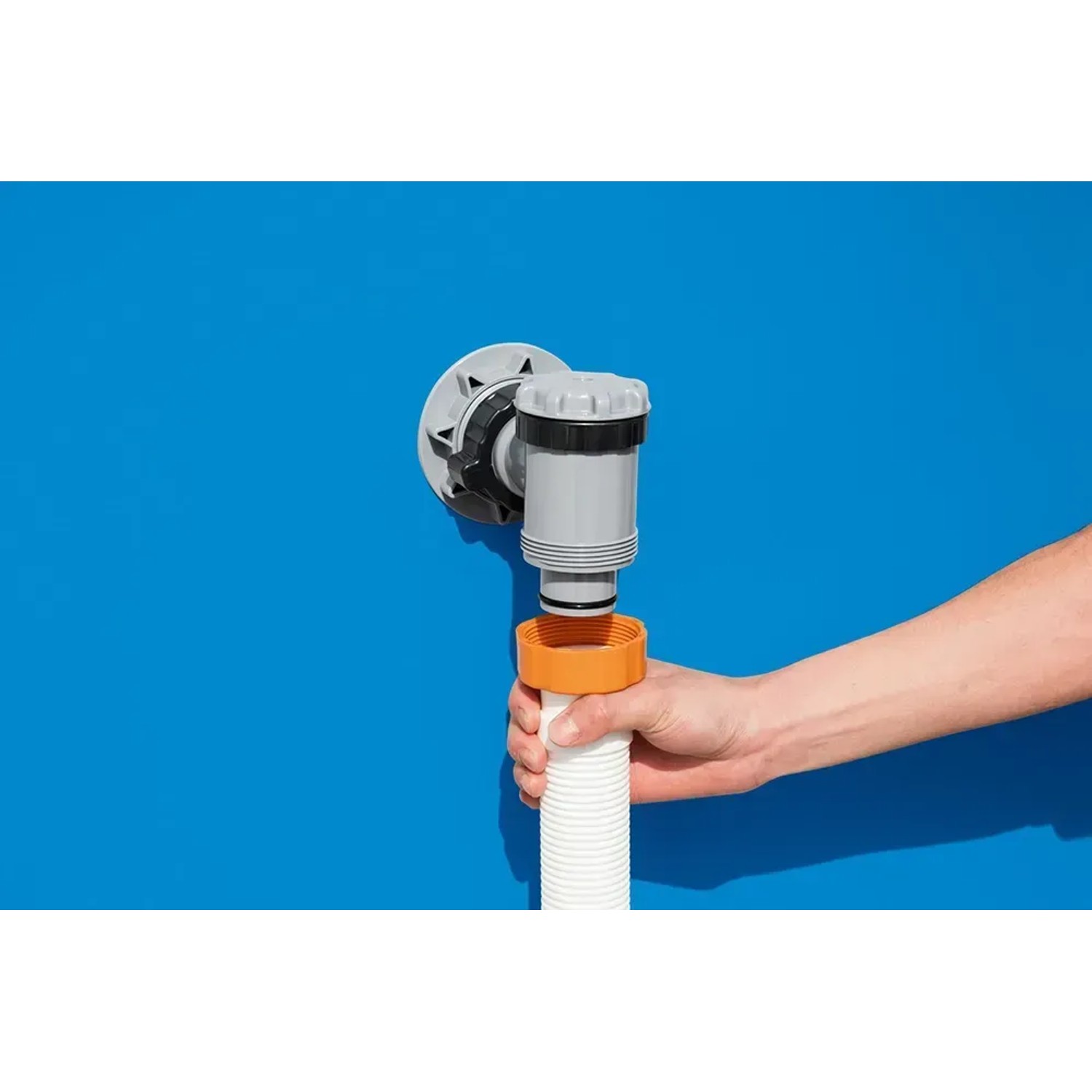 Detailaufnahme: Bestway Flowclear Sandfilteranlage Anschluss am Pool.