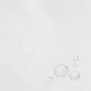 Detailaufnahme: Wasserabweisendes, weißes Karat Sonnensegel mit Wassertropfen.