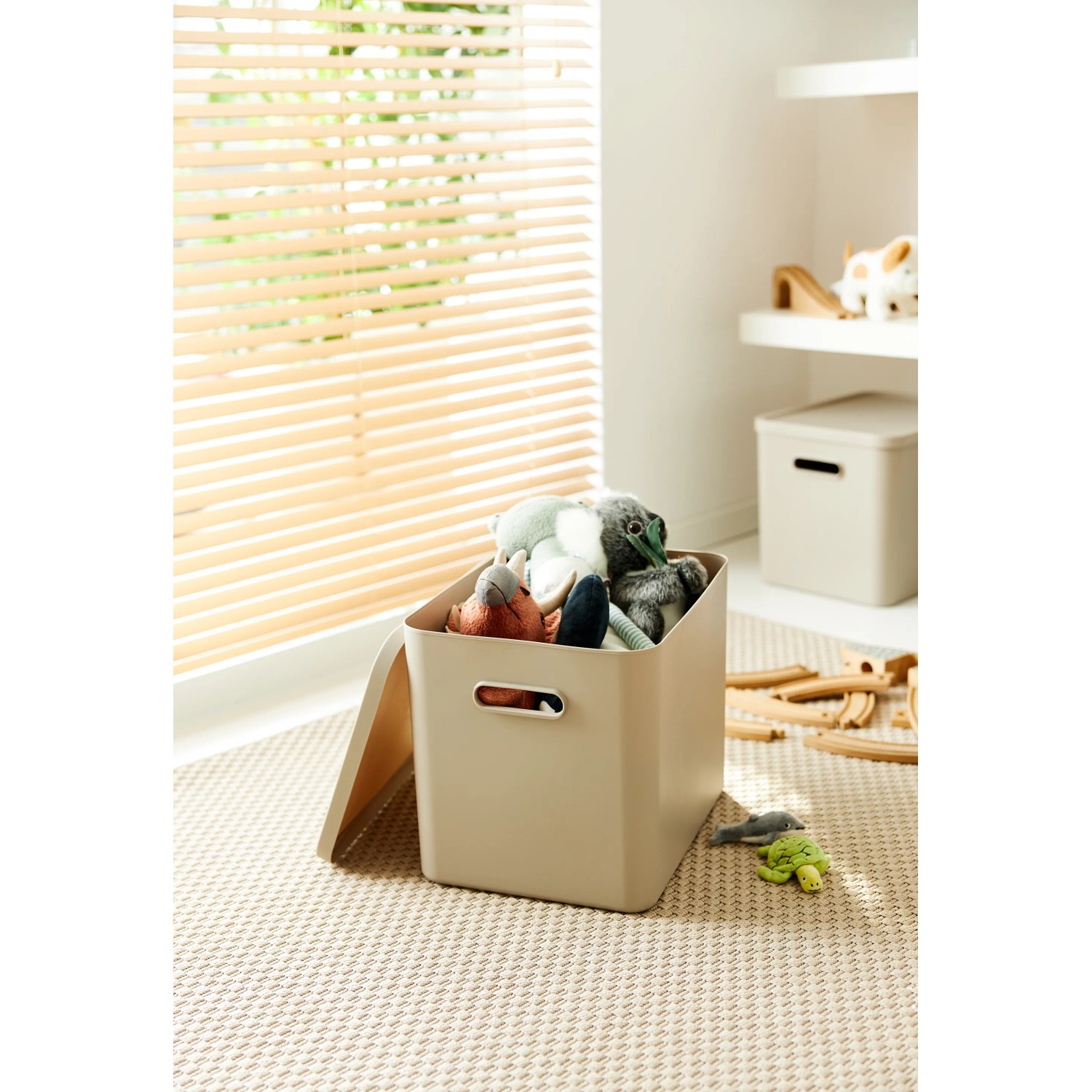 Cappuccino Rotho Albula Multibox (27L) für C4-Formate, stapelbare Aufbewahrungsbox mit Griffen.