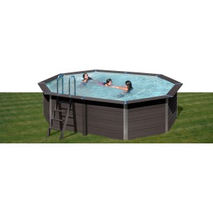 Ovaler Gre Composite Pool Avantgarde (524x386x124 cm) mit Leiter und Badenden im Garten.