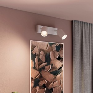 Weißer Philips LED-Spot Wyatt 2-flammig aus Aluminium, schwenkbar, an Wand montiert, beleuchtet ein Bild.