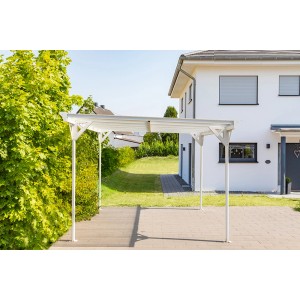 Weißes Westmann Flachdach-Einzelcarport (305x503cm) vor einem Haus mit Garten.