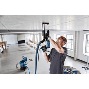 Bosch GDE 16 Plus Staubabsaugung im Einsatz mit Bohrmaschine an Decke.