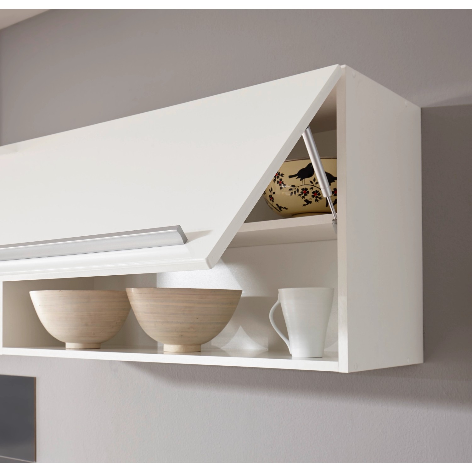 Detailaufnahme: Weißer Hängeschrank der Respekta Inselküche Gabriel mit geöffneter Klappe.