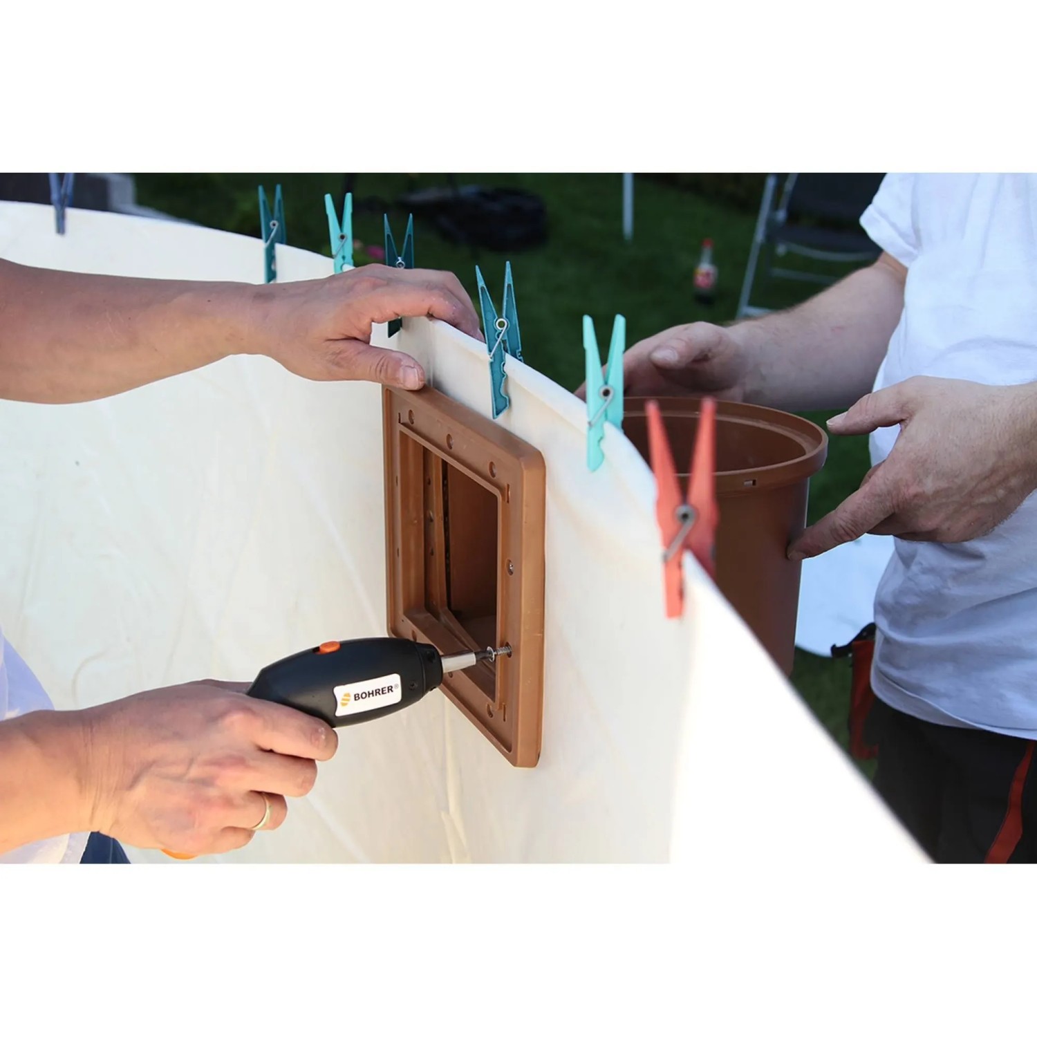 Montage des braunen Waterman Einbauskimmers Standard in einen Pool mit Schraubenzieher.
