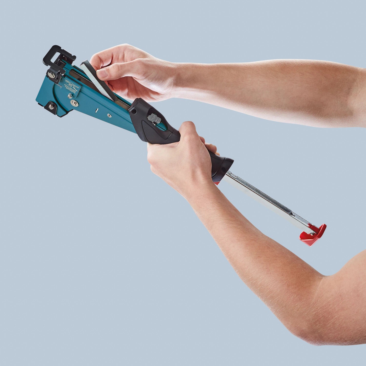 Novus Hammertacker J-055 beim Nachladen von Flachdrahtklammern, Detailaufnahme.